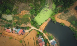 San lấp, lấn chiếm chia đôi lòng hồ Đầm tại Ba Vì