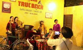 Du khách thích thú trải nghiệm 'chuyến tàu ngược thời gian' trong 'Đêm Trúc Bạch'