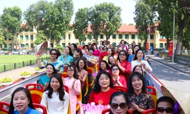 700 hành khách mặc áo dài, đi xe buýt khám phá di sản Hà Nội