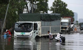 Đường gom, hầm chui Đại lộ Thăng Long nhiều đoạn vẫn ngập sâu