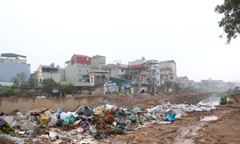 Hà Nội yêu cầu kiểm tra, xử lý tình trạng ngập rác thải dự án cứng hóa kênh La Khê
