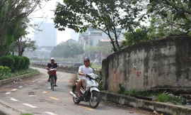 Tháo rào chắn, xe máy 'chen chân' vào tuyến đường dành riêng cho xe đạp ven sông Tô Lịch