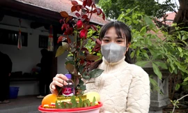 Người trẻ tấp nập đến chùa Hà dâng lễ trong ngày rằm tháng Chạp