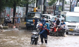 Đại lộ Thăng Long ùn tắc vì ngập, dịch vụ xe kéo đắt khách