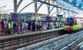 Hàng nghìn người dân chen chân xếp hàng đi thử tàu điện Nhổn - Ga Hà Nội