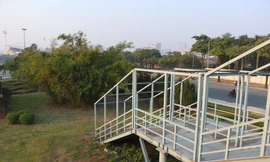 Hà Nội: Cầu vượt bộ hành có lối lên xuống thẳng vào bãi cỏ
