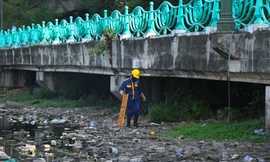 Thu gom hàng chục nghìn bát hương, đồ thờ cúng ven hồ Tây