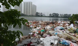 Người dân khổ sở vì con ngõ ở Hà Nội biến thành bãi tập kết phế thải xây dựng 