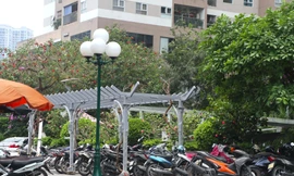 Giàn hoa trang trí đô thị bị xe cộ và biển quảng cáo 'bủa vây'