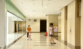 Hà Nội: Trung tâm thương mại 'rỗng' khách, nhiều nơi thành chỗ... thể dục