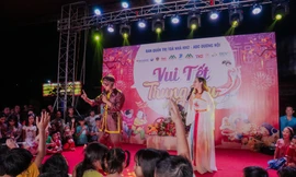 Giới trẻ 'chạy sô' múa lân, đóng vai chú Cuội, kiếm bộn tiền mùa Trung thu