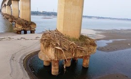 Tàu thuyền mắc cạn, cầu nghìn tỷ trơ móng giữa lòng sông Hồng, sông Đà