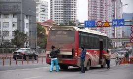 Xe dù, bến cóc hoành hành dịp Tết ở Hà Nội