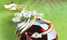 Viên đá ruby giả. Ảnh: Đ.N.T