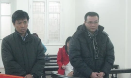 Cựu Trưởng phòng giao dịch (tóc ngắn, bên phải tấm hình) trong phiên xử.