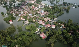 Nhiều xã của huyện Chương Mỹ (Hà Nội) dự kiến sẽ còn ngập lụt trong nhiều ngày tới (Ảnh: Mạnh Thắng)