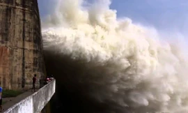 Dòng chày về hồ đang gi tăng, buộc thủy điện Hòa Bình tiếp tục mở cửa xả đáy thứ 3