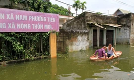 Tình trạng ngập lụt ở nhiều xã vùng trũng tại Chương Mỹ dự kiến sẽ kéo tài trong nhiều ngày tới (Ảnh: Trường Phong)