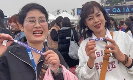 Các chị đẹp U50 nghỉ bán hàng 'đu' Trấn Thành và 30 anh trai