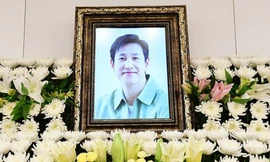 Lễ tang Lee Sun Kyun ngập nước mắt, nhiều nghệ sĩ đứng không vững