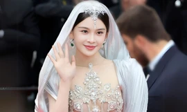 Sao Trung Quốc mặc hở bị bảo vệ mời rời khỏi thảm đỏ Cannes
