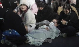 Hàng nghìn fan nằm ngủ, xếp hàng dưới gió lạnh từ 3h sáng ở sân Mỹ Đình