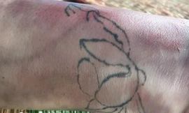 Phát hiện thi thể phân hủy tại bờ sông, cổ tay có hình xăm bông hoa