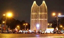 Nhà thờ Đức Bà lộng lẫy ánh đèn, nhiều người thích thú đến check-in