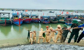 Công an các địa phương căng mình giúp đỡ Nhân dân trong mưa bão