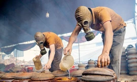 Đeo mặt nạ phòng độc kho cá, người làng Vũ Đại kiếm tiền triệu mỗi ngày