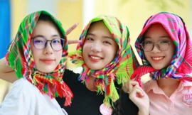 Mốt trùm khăn 'bà thím' được thí sinh Hoa hậu Việt Nam yêu thích