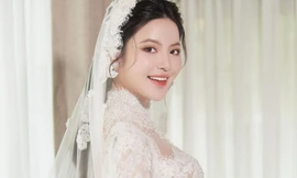 Váy cưới xuyên thấu 150 triệu đồng của Chu Thanh Huyền