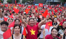 Biển người vỡ òa đón đoàn diễu binh trên đường phố TPHCM