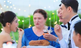 Mẹ Đặng Văn Lâm trao bánh mì và muối trong đám cưới có ý nghĩa gì?