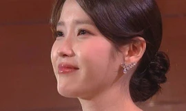 'Khi cuộc đời cho bạn quả quýt' thắng lớn, IU bật khóc ở Baeksang 2025
