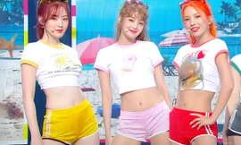 Nhóm nhạc nữ diện đồ quá ngắn