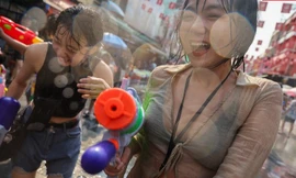 Du khách tràn xuống đường, thuê xe bán tải chơi té nước 