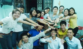 Tạ Duy Anh (ngồi, ngoài cùng bên trái) cùng các học viên