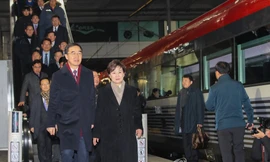 Bộ trưởng Thống nhất Hàn Quốc Cho Myoung-gyon (trái), Bộ trưởng giao thông Kim Hyun-mee và các quan chức khác lên chuyến tàu khởi hành từ Seoul tới Triều Tiên ngày 26/12.