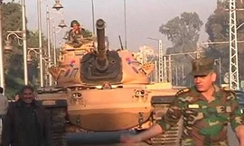 Triển khai xe tăng quanh dinh tổng thống Ai Cập