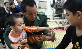 Người lính nghẹn lòng thương hai con bị máu khó đông