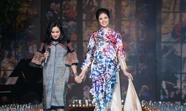 Ngọc Hân nắm tay Thanh Lam diễn thời trang Việt-Ý