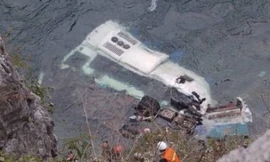 Xe tải, xe buýt lao xuống vực, ít nhất 40 người chết