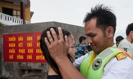 Chuyến tàu đặc biệt ra Trường Sa: Sóng 'yêu',  sóng 'ghét'