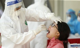 Quận Đống Đa lấy mẫu xét nghiệm PCR cho gần 2000 người dân từ Đà Nẵng về