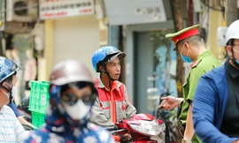 Công an Hà Nội xử phạt nhiều người không tuân thủ 'lệnh' đeo khẩu trang
