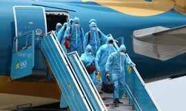 Chuyến bay đầu tiên đón 202 người mắc kẹt ở Đà Nẵng về đến Hà Nội