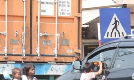 'Cái bang ngoại quốc' tranh nhau xin tiền