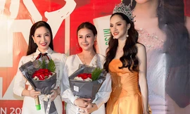 Người đẹp tặng hoa cảm ơn những đối tác, bạn bè đã giúp mình đi thi. 