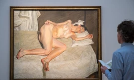 Người mẫu ngắm mình trong tranh khỏa thân 16 năm trước và nói gì?